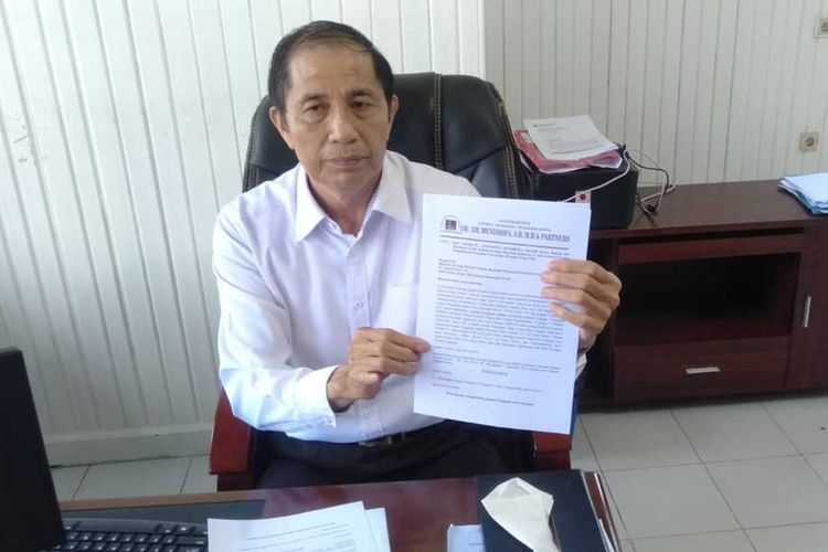 Amiziduhu Mendrofa selaku Kuasa Hukum warga Padang Hardjanto Tutik yang memenangkan gugatan utang negara tahun 1950 memperlihatkan surat terbuka yang dikirim ke Presiden Jokowi, Senin (12/9/2022)