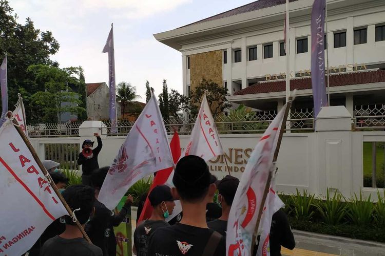 Foto-foto warga Tasikmalaya unjukrasa BI dan OJK akibat lalai mengawasi Perbankan berimbas kepada maraknya perjudian online di Tasikmalaya, Kamis (6/1/2022).