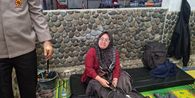 Tangis Istri Jurnalis Antara Pecah di Posko SAR Anak Krakatau: Saya Yakin Suami Selamat