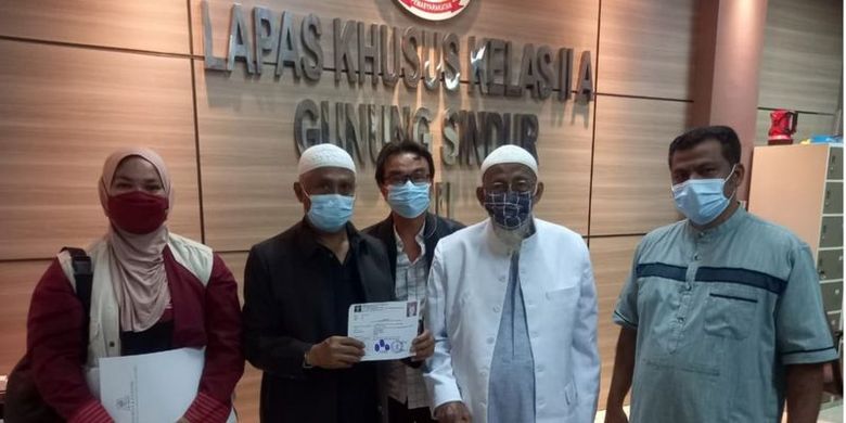 Abu Bakar Baasyir berfoto bersama keluarga dan tim pengacaranya sesaat setelah meninggalkan Lapas Gunung Sindur, Jawa Barat, Jumat (08/01).