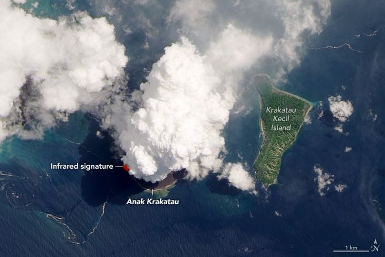 Foto letusan Anak Krakatau berwarna alami setelah digabung dengan data infrared.