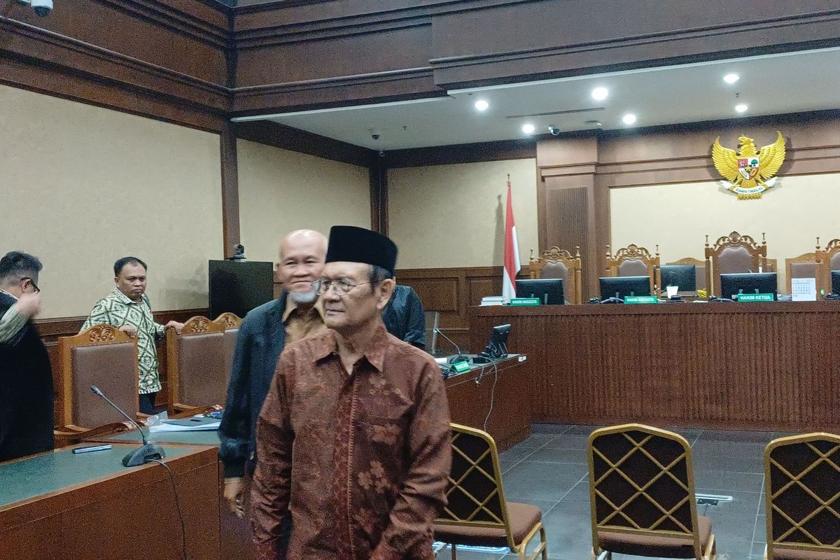 Komisaris Utama PT Angkutan Sungai, Danau, dan Penyeberangan (ASDP) Ferry Indonesia 2015-2020, Lalu Sudarmadi (depan) dihadirkan sebagai saksi dalam sidang dugaan korupsi akusisi PT Jembatan Nusantara oleh PT ASDP yang merugikan negara Rp 1,25 triliun di Pengadilan Tipikor Jakarta Pusat, Kamis (17/7/2025).