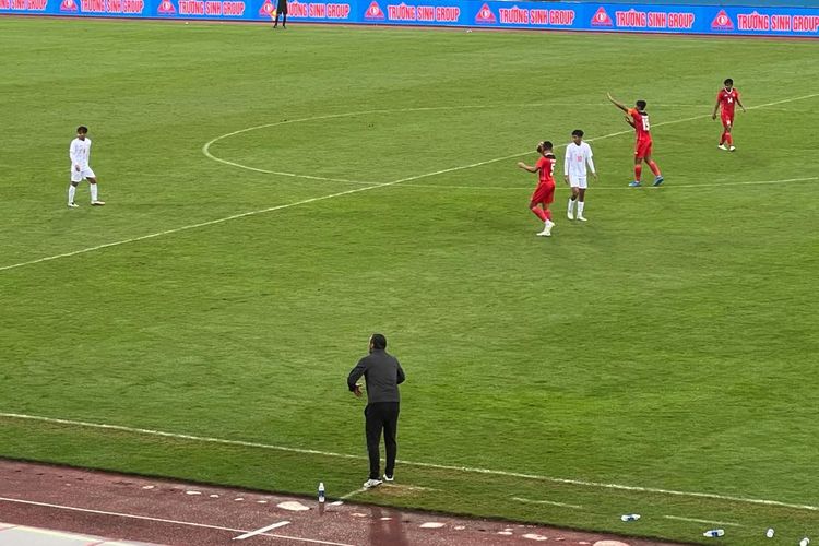 Pelatih timnas U23 Myanmar, Velizar Popov, memberikan instruksi kepada anak asuhnya pada laga kontra timnas U23 Indonesia di Stadion Viet Tri, Phu Tho, Vietnam, pada Minggu (15/5/2022) sore WIB.