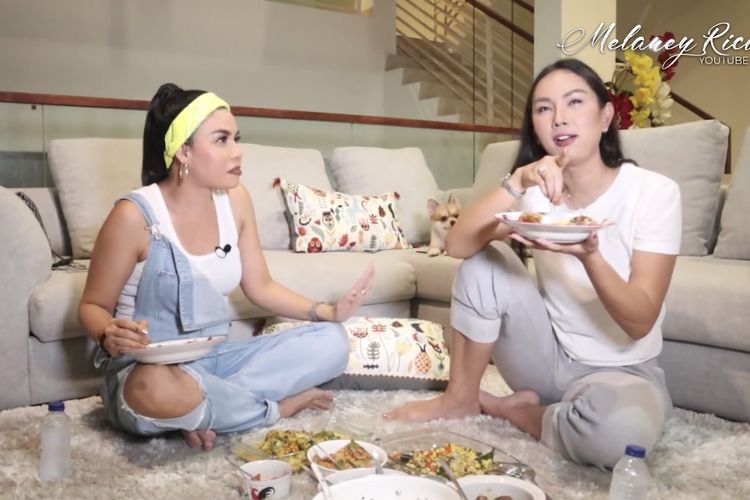 Kalina Ocktaranny yang sedang berbincang-bincang dengan Melaney Ricardo. (Bidikan layar YouTube Melaney Ricardo). 