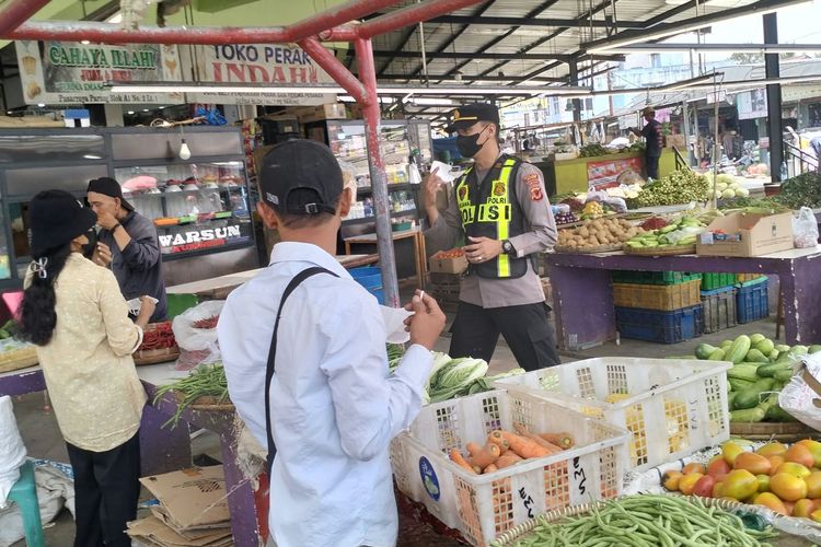 Abu Vulkanik Gunung Anak Krakatau Masih Turun di Parung dan Ciseeng Bogor, Masker Gratis Dibagikan hingga ke Area Pasar