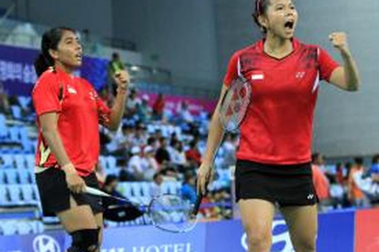 Pasangan ganda putri Indonesia, Greysia Polii (kanan)/Nitya Krishinda Maheswari bereaksi setelah meraih poin atas pemain Taiwan, Cheng Wen Hsing/Hsieh Pei Chen, saat bertemu pada babak kedua Asian Games 2014 di Incheon, Korea Selatan, Rabu (24/9/2014). Greysia/Nitya menang 21-17, 16-21, 24-22.