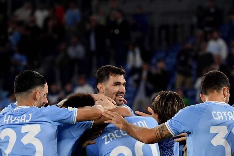 Selebrasi pemain-pemain Lazio dalam laga Grup F Liga Europa 2022-2023 antara Lazio vs Midtjylland di Stadion Olimpico, 27 Oktober 2022. Terkini Lazio ditahan imbang Empoli 2022 dalam laga pekan ke-17 Liga Italia 2022-2023 di Stadion Olimpico, 8 Januari 2023. (Photo by Filippo MONTEFORTE / AFP)