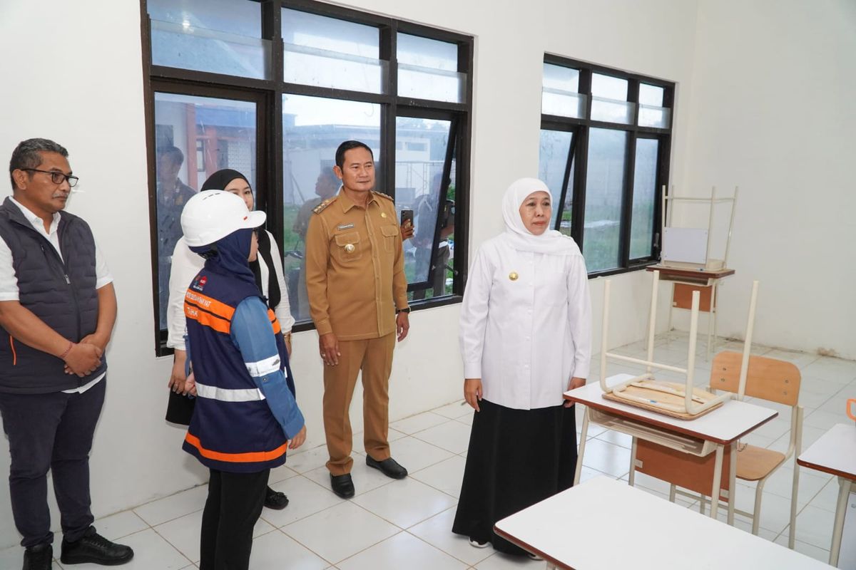 Gubernur Jawa Timur Khofifah Indar Parawansa (kanan) di dampingi Bupati Lamongan Yuhronur Efendi, saat meninjau Sekolah Rakyat (SR) di Kecamatan Brondong, Lamongan, Jawa Timur, Senin (7/7/2025).