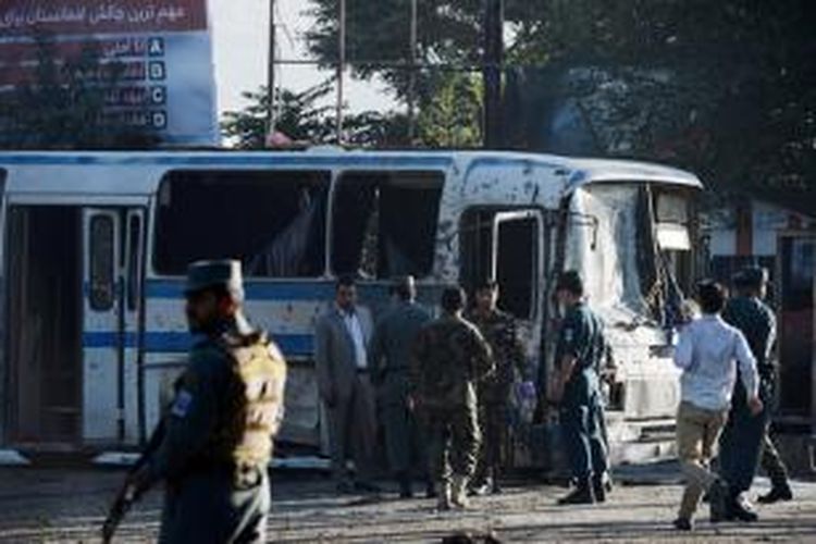 Sebuah bus tentara Afganistan yang menjadi korban serangan bom bunuh diri di Kabul, Rabu (1/10/2014).