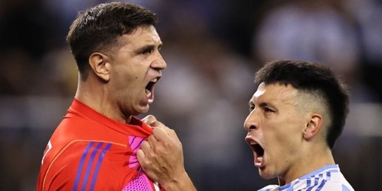 Ekspresi kiper Argentina, Emiliano Martinez, dan Lisandro Martinez, setelah penyerang Ekuador, Enner Valencia, gagal sebagai algojo penalti pada pertandingan perempat final Copa America 2024 di NRG Stadium, Houston, Texas, pada Kamis (4/7/2024) atau Jumat pagi WIB. 