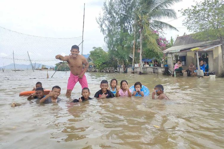 Permukiman warga pesisir di Pamak Laut, Kecamatan Tebing, Kabupaten Karimun menjadi salah satu yang paling terdampak dari banjir yang disebabkan oleh permukaan air laut yang lebih tinggi daripada bibir pantai atau daratan di pesisir pantai tersebut.