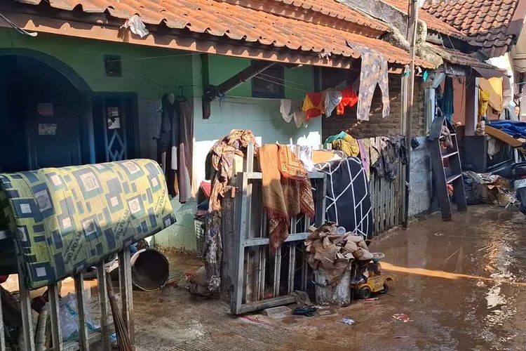 Kondisi pemukiman warga di Desa Cilamoeni, Kecamatan Katapang, Kabupaten Bandung, Jawa Barat, usai diterjang banjir luapan sungai Citarum, Jumat (5/12/2035)