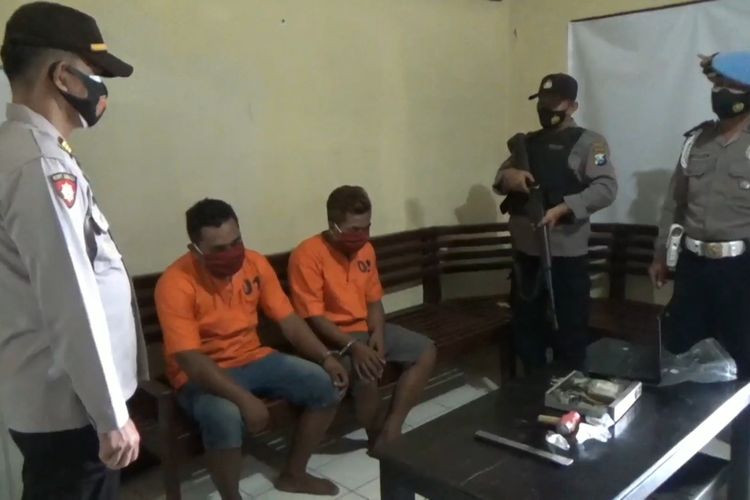 Dua pelaku pembobol salah satu bank di Tulungagung Jawa Timur, ditangkap jajaran polsek Ngantru Tulungagung, Selasa, (09/03/2021).