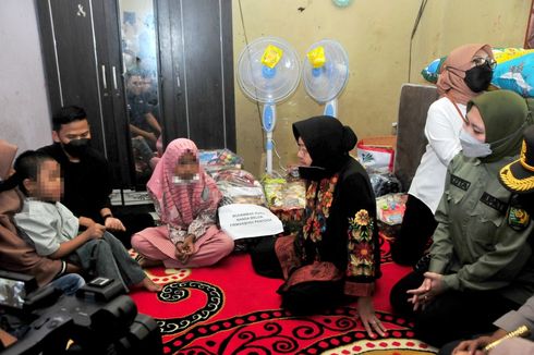 Mensos Risma Temui Bocah Lumpuh yang Disiksa Ayah Tirinya di Riau, Hendak Dibawa Berobat ke Solo