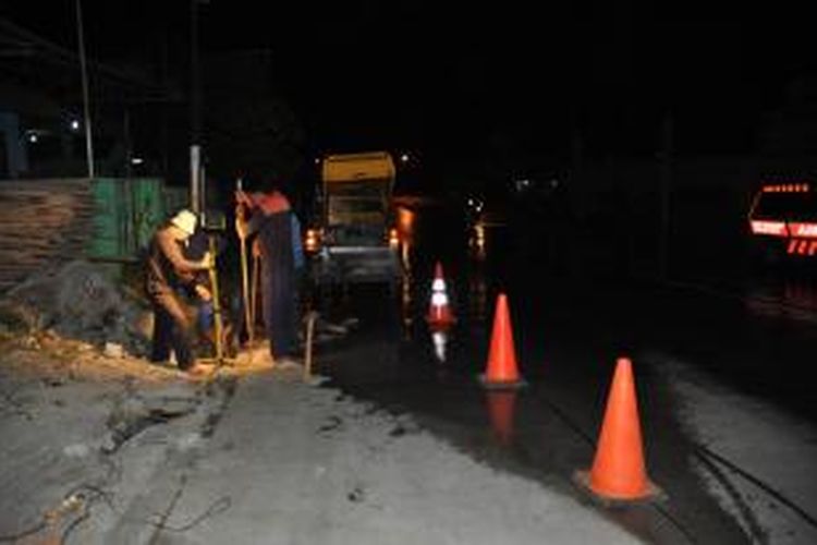 Petugas PDAM Tirta Moedal Semarang memperbaiki jaringan PDAM yang bocor di Jl Gatot Subroto, Selasa (5/8/2014) malam.