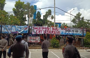 Mahasiswa panjat pagar DPRD Sumbar saat aksi demo 11 April 2022 di Padang