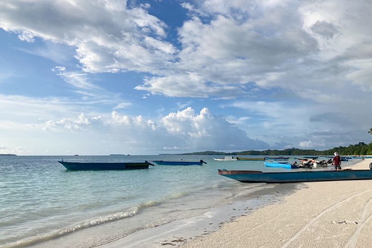 Pantai Ngurbloat di Desa Wisata Ngilngof di Kecamatan Manyeuw, Kei Kecil, Kepulauan Kei, Kabupaten Maluku Tenggara, Kamis (28/10/2021).