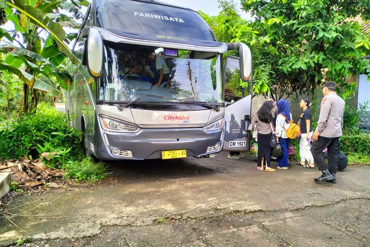 Rombongan study tour SMPN 33 Garut yang mengalami kecelakaan di Purworejo dipulangkan pagi ini. Mereka dipulangkan kemarahan asalnya Kabupaten Garut Jawa Barat. 