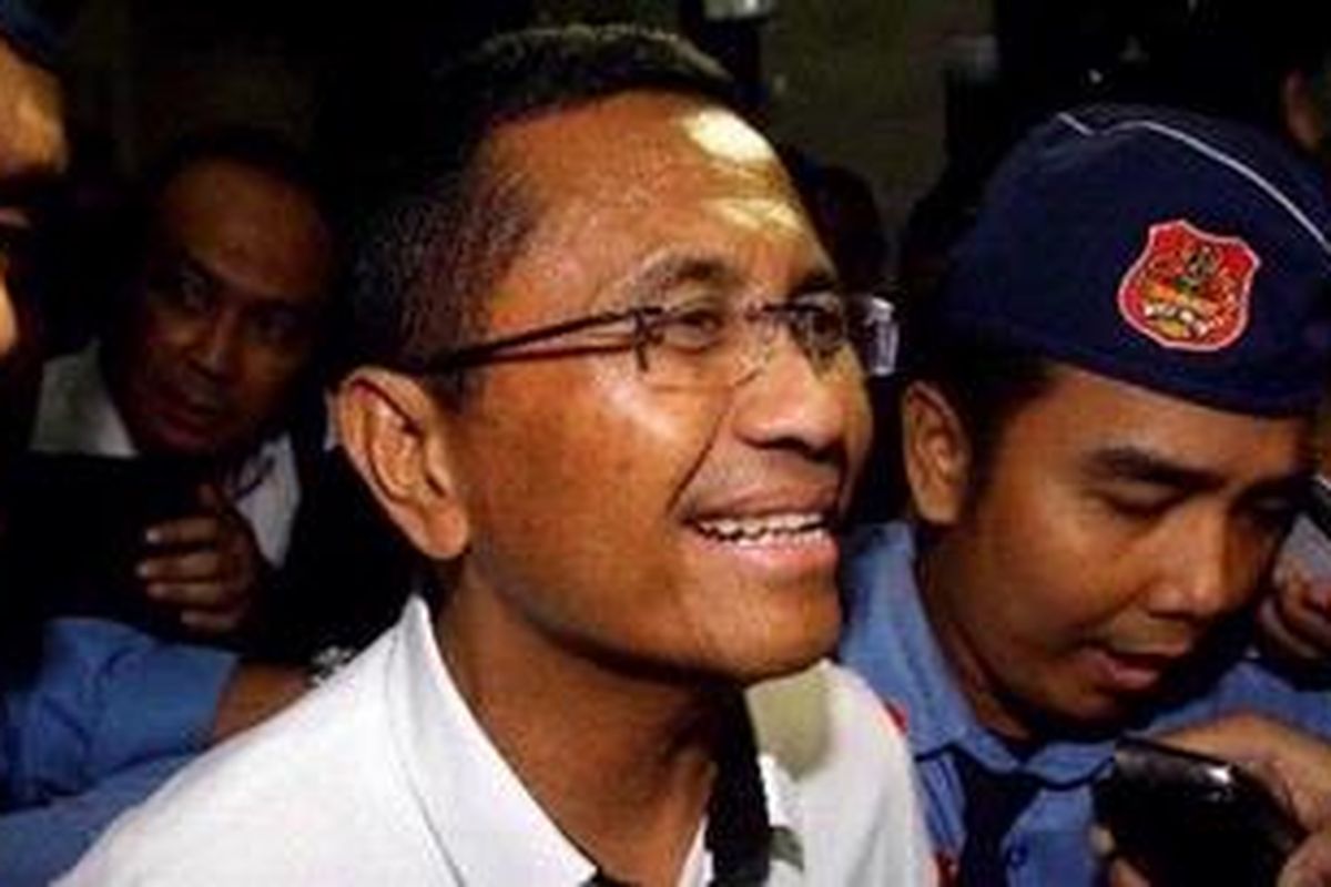 Menteri Badan Usaha Milik Negara (BUMN) Dahlan Iskan usai dimintai keterangan oleh Badan Kehormatan DPR RI di Gedung DPR RI, Jakarta, Senin (5/11/2012). Pemanggilan tersebut terkait dugaan pemerasan direksi BUMN yang dilakukan oleh sepuluh oknum anggota DPR.  