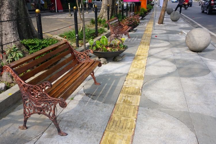 Kursi klasik dan garis kuning sebagai tanda jalan bagi kaum disabilitas menjadi fasilitas baru pada proyek trotoar di Bandung. 