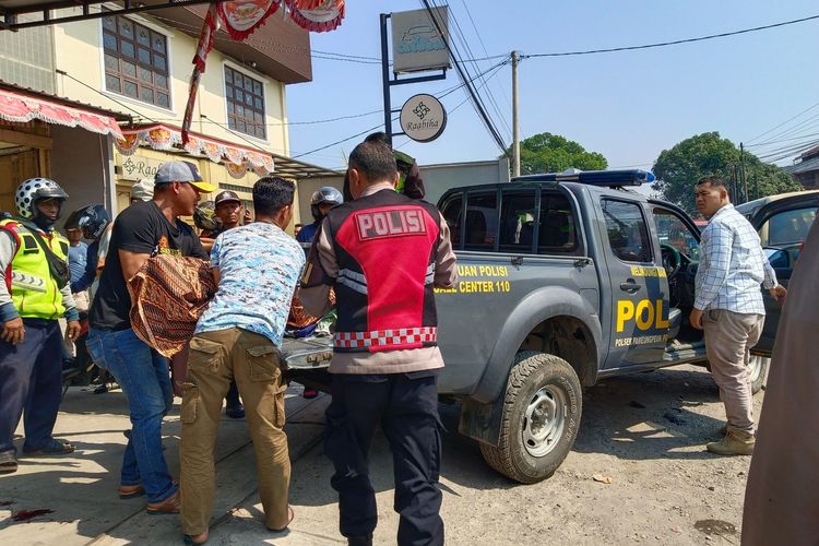 Jajaran kepolisian tengah mengevakuasi jenazah korban kecelakaan, antara kendaraan roda dua dan truk puso di Jalan Raya Banjaran, Jumat (18/10/2024)