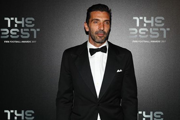 Kiper Juventus, Gianluigi Buffon, hadir pada acara malam penghargaan FIFA The Best Football Awards 2017 di London, Senin (23/10/2017).