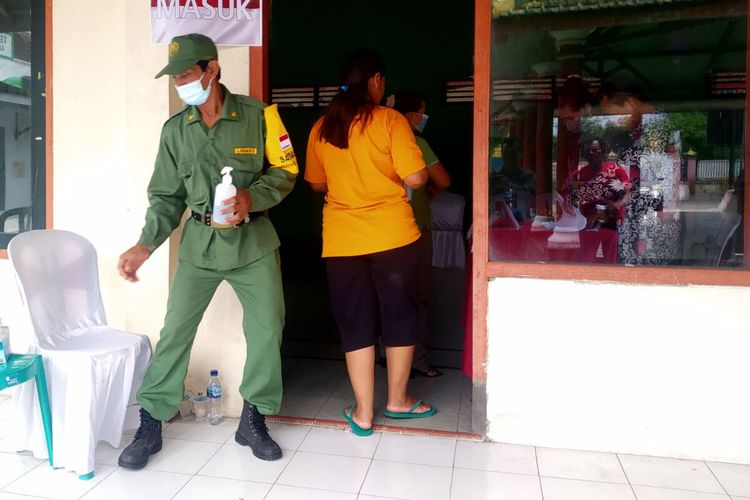 Warga memberikan suara pada Pilkades di Desa Bendo, Kecamatan Ponggok, Kabupaten Blitar, Kamis (22/12/2022). Sebanyak 23 desa menggelar Pilkades serentak.