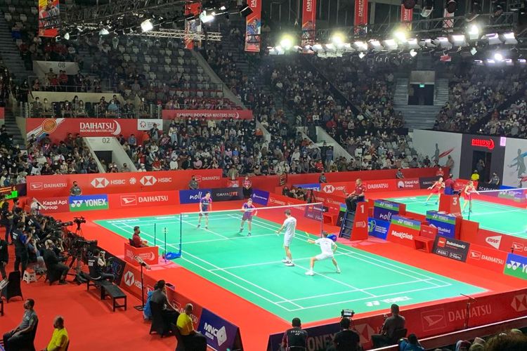 Pasangan ganda putra Indonesia, Marcus Fernaldi Gideon/Kevin Sanjaya Sukamuljo, saat bertanding di babak 32 besar Indonesia Masters 2022 di Istora Senayan, Jakarta, Selasa (7/6/2022).