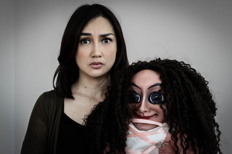 Sara Wijayanto berpose bersama boneka Sabrina usai wawancara promo film Sabrina di Menara Kompas Gramedia , Palmerah Selatan, Jakarta, Rabu (09/5/2018). Film garapan rumah produksi Hitmaker Studios yang bergenre horor tersebut akan tayang pada 12 Juli 2018.
