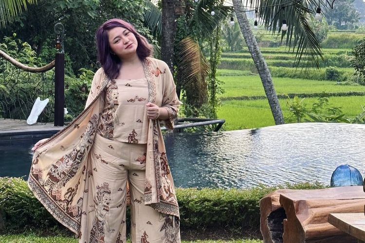 Penampilan Marshanda dengan warna rambut yang unik dan berani.