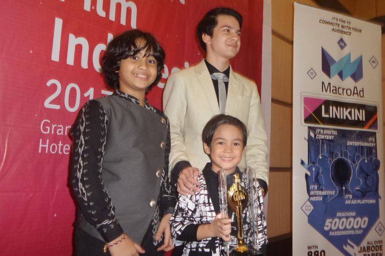 Muhammad Adhiyat memenangi Piala Citra kategori Pemeran Anak Terbaik untuk film Pengabdi Setan pada Festival Film Indonesia (FFI) 2017, di Grand Kawanua International City, Manado, Sulawesi Utara, Sabtu (11/11/2017) malam.