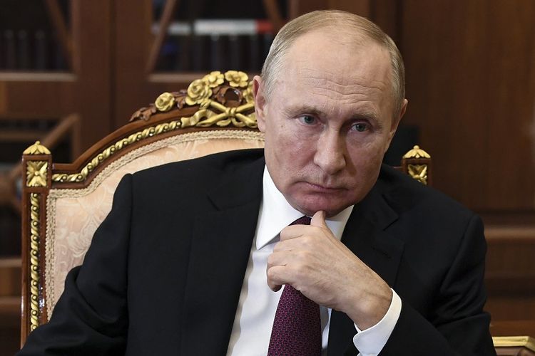 Presiden Rusia Vladimir Putin sedang mendengarkan selama pertemuan di Kremlin, di Moskow, Rusia, Kamis, 19 November 2020. 