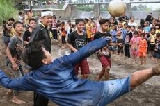 Diajak Main Bola oleh Anak-anak, Dedi Mulyadi Malah Ikut Lompat ke Sungai