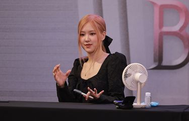 Rose Blackpink dalam sebuah acara fan signing, (25/9/2022).