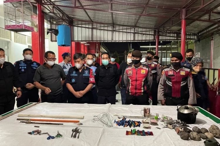 Petugas menemukan benda-benda terlarang dalam razia di Lapas Kelas IIA Purwokerto, Kabupaten Banyumas, Jawa Tengah, Senin (20/6/2022).