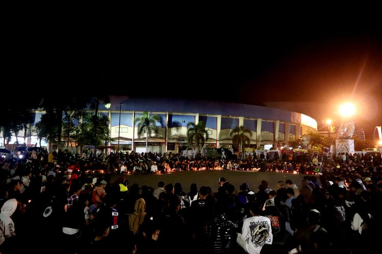 Aremania dan masyarakat doa bersama pasca tragedi yang terjadi pada pekan ke-11 Liga 1 2022-2023 seusai pertandingan bertajuk Derbi Jawa Timur, Arema FC melawan Persebaya Surabaya di Stadion Kanjuruhan Kepanjen, Kabupaten Malang, Senin (3/10/2022) siang.