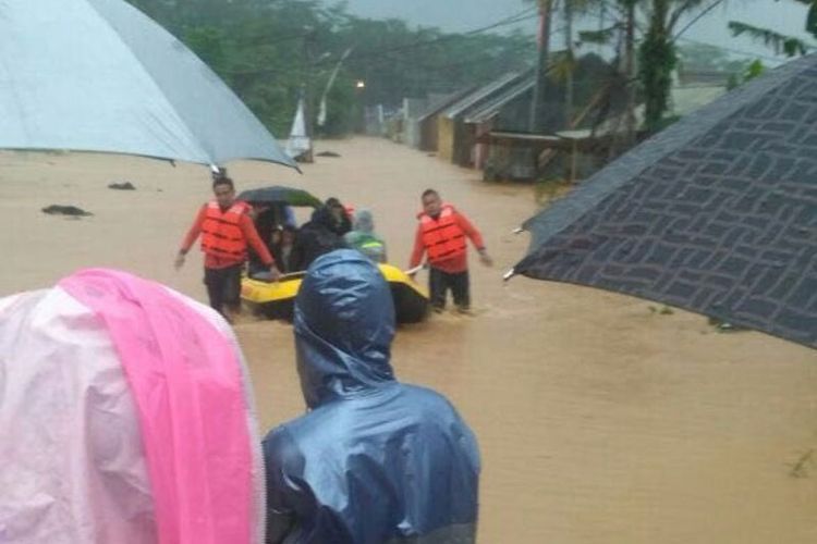 Petugas sedang mengevakuasi korban banjir di Pangandaran, Sabtu (7/10/2017).