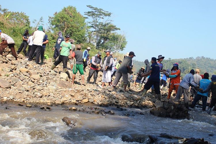 Warga di Cibeber, Cianjur, Jawa Barat bergotong royong membangun sodetan di aliran Sungai CIkondang agar bisa mengaliri areal pesawahan