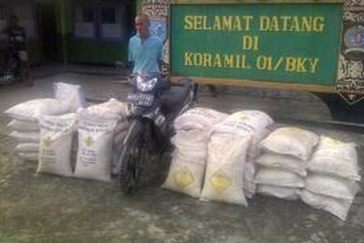 Barang bukti bahan peledak sebanyak 900 kg beserta satu unit sepeda motor dan tersangka yang berhasil diamankan dari penangkapan di Jagoi Babang, Kabupaten Bengkayang, Kalimantan Barat (23/9/2013)