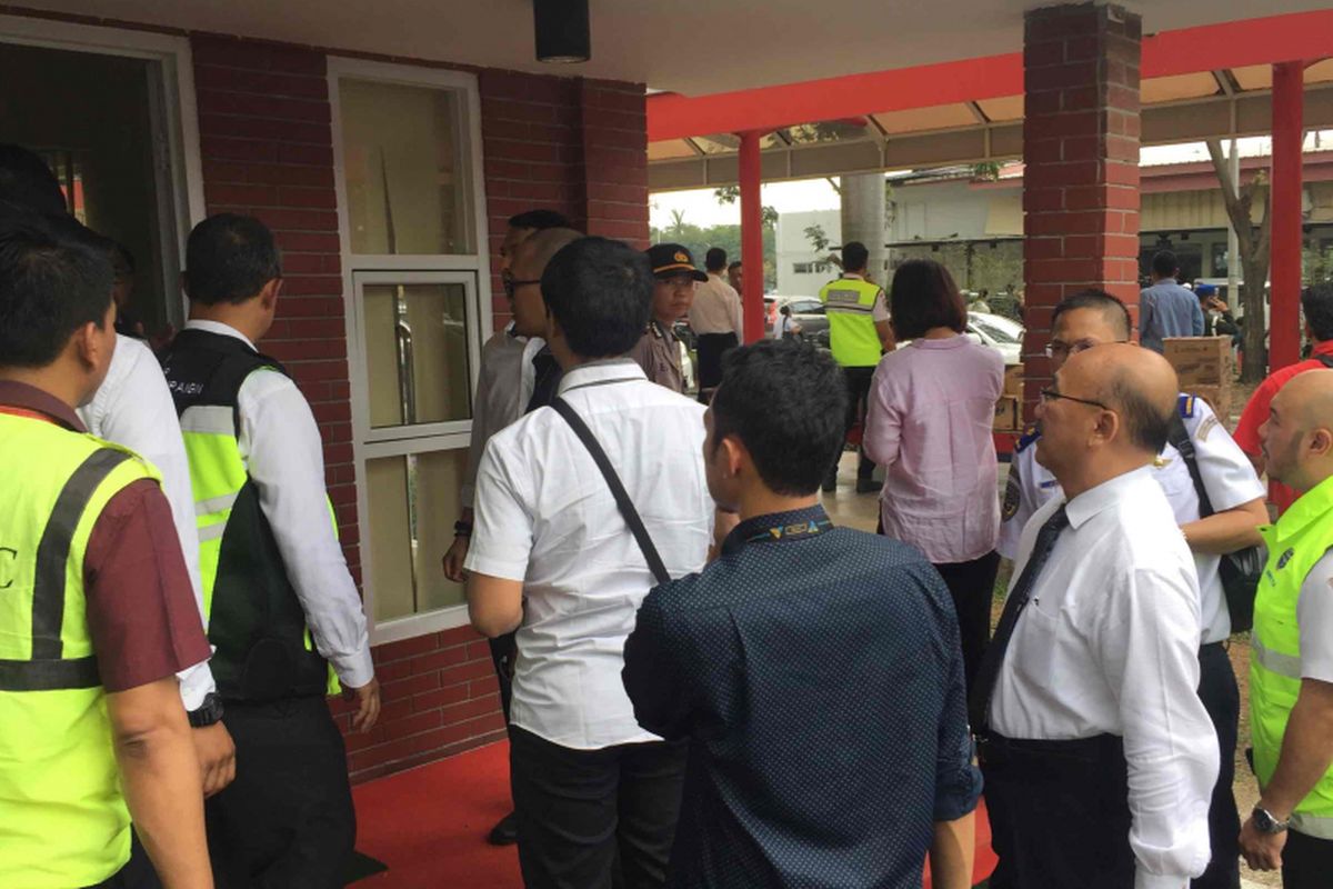 Keluarga korban pesawat Lion Air JT 610 yang dikabarkan jatuh di perairan dekat daerah Karawang, Jawa Barat mendatangi Posko Terpadu Bandara Soekarno-Hatta, Cengkareng, Tangerang, Senin (29/10/2018).