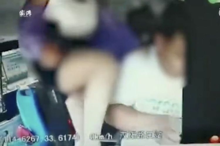 Rekaman CCTV memperlihatkan seorang perempuan ketika menyerang sopir bus yang menegurnya di Zhoukou, China, Rabu (3/7/2019).