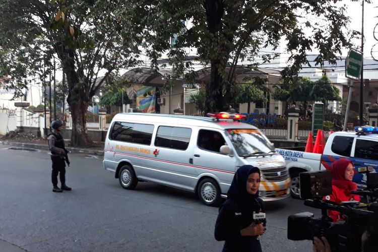 Mobil ambulans RS Bhayangkara keluar dari Mako Brimob Kelapa Dua, Depok, Rabu (9/5/2018).