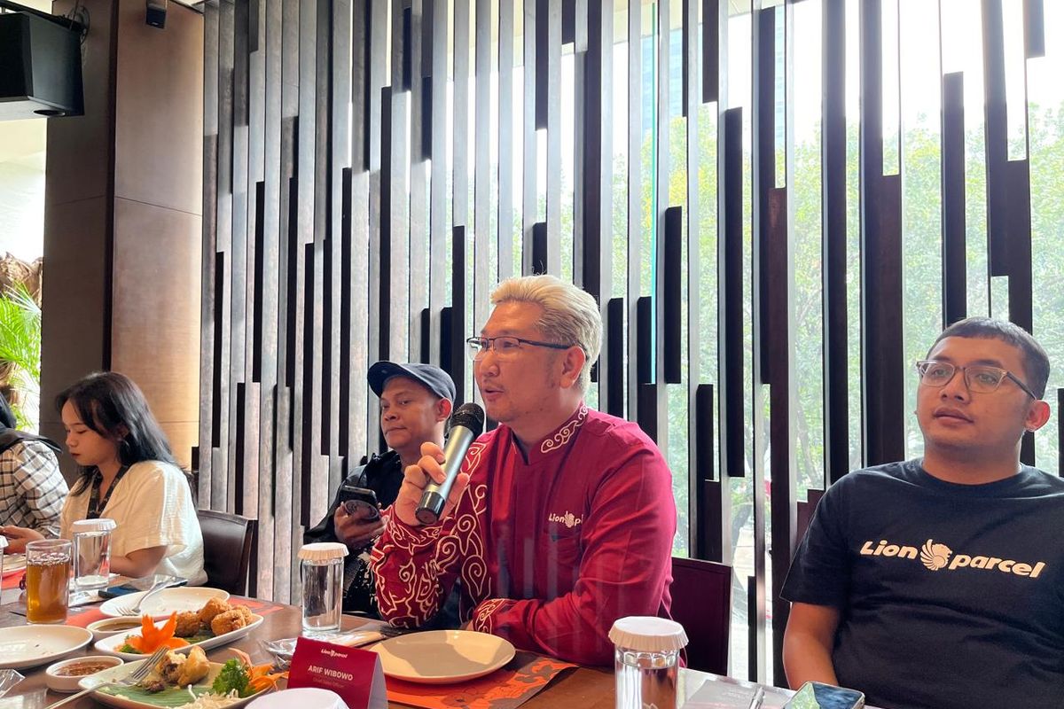 Chief Sales Officer Lion Parcel, Arif Wibowo Menjelaskan Langkah Strategis Lion Parcel Pada Media Luncheon yang digelar di Jakarta, Kamis (16/5/2024). 