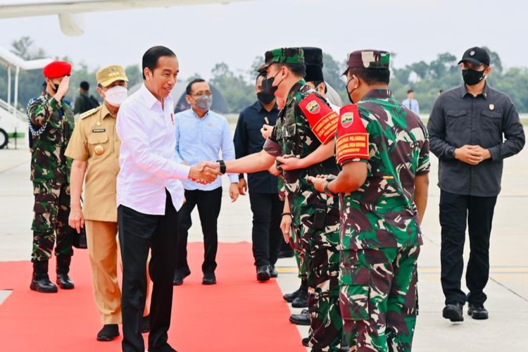 Presiden Joko Widodo saat tiba di Bandar Udara Internasional Sultan Syarif Kasim II, Kota Pekanbaru dalam rangka kunjungan kerja ke Riau pada Rabu (4/1/2023).