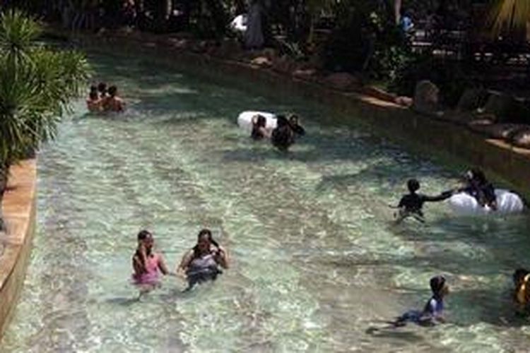 ILUSTRASI - Pengunjung menikmati wahana Kolam Arus Parit Antilla di Atlantis,Taman Impian Jaya Ancol, Jakarta, Senin (22/12). Di lokasi hiburan ini tersedia berbagai wahana petualangan air seperti Kolam Ombak, Kolam Rainbow Ball, dan Kolam Riam Jeram. 