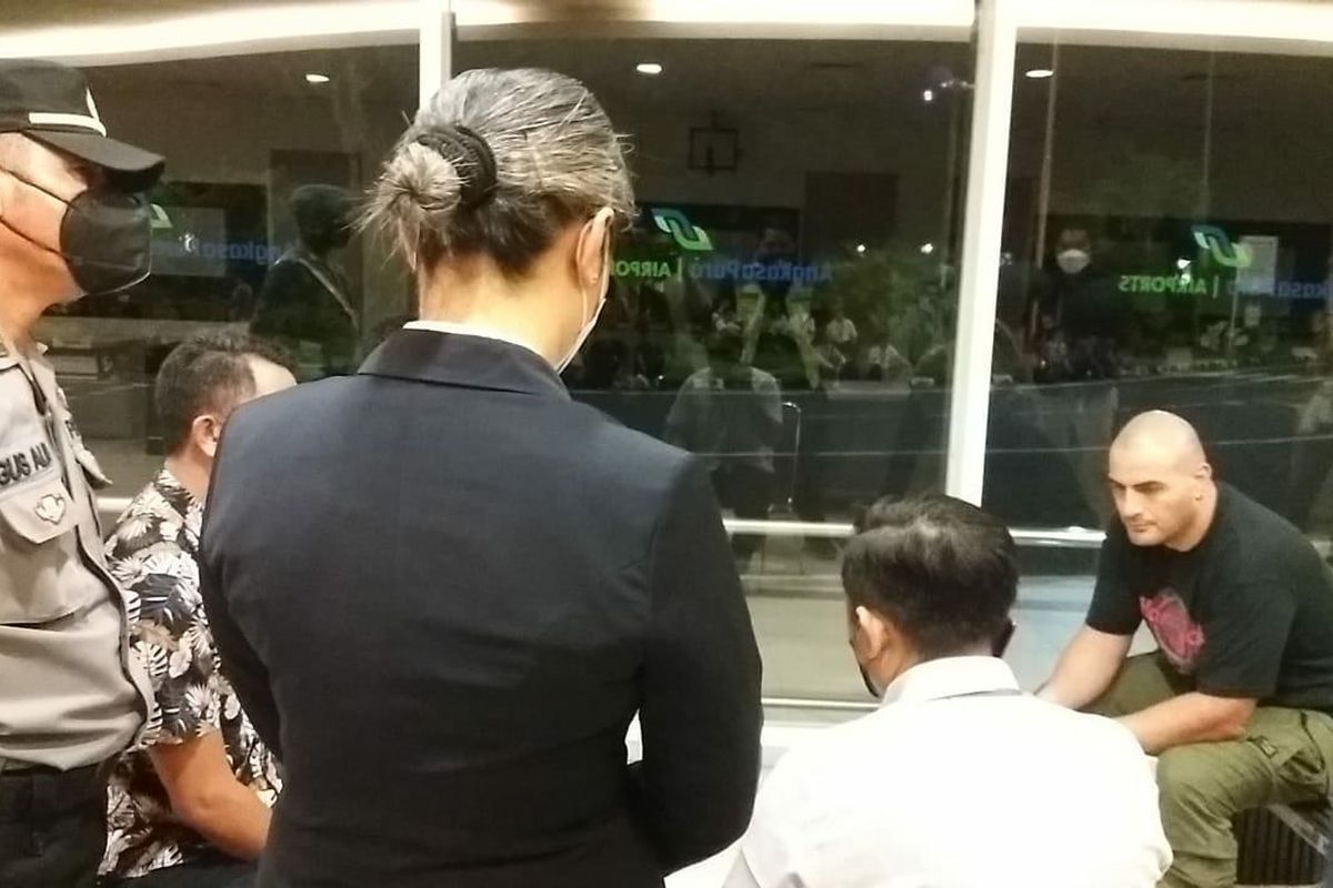 WN Yordania saat dimediasi oleh polisi usai terlibat pemukulan karena ketinggalan pesawat. 