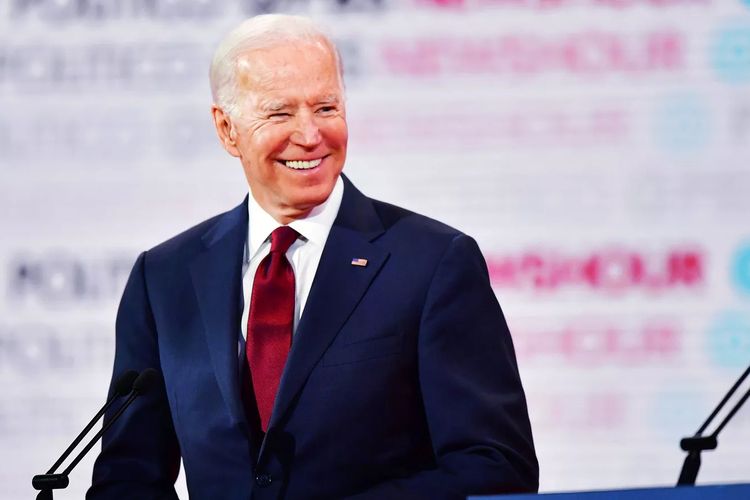 Mantan Wakil Presiden Amerika Serikat Joe Biden tersenyum di debat keenam Capres Demokrat yang digelar oleh PBS Newshour dan Politico di Gersten Pavilion, Universitas Loyola Marymount, Los Angeles, Kamis malam (19/12/2019) 