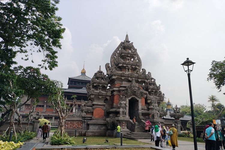 Gapura Kori Agung/Candi Kurung di TMII