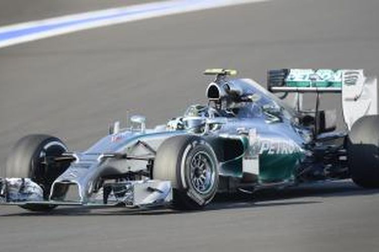 Pebalap Mercedes asal Jerman, Nico Rosberg, melintasi Sirkuit Sochi pada sesi latihan pertama GP Rusia, Jumat (10/10/2014).