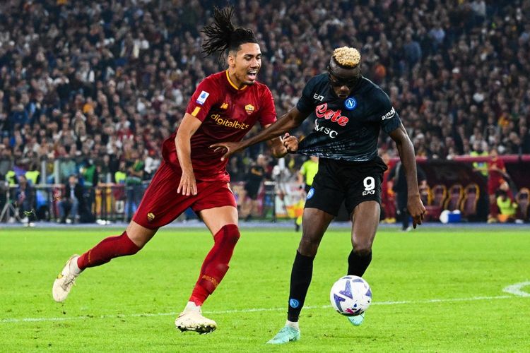 Penyerang Napoli, Victor Osimhen, berduel dengan bek AS Roma, Chris Smalling. Partai besar Serie A akan bergulir dengan laga Napoli vs AS Roma pada Senin (30/1/2023) pukul 02.45 dini hari WIB.